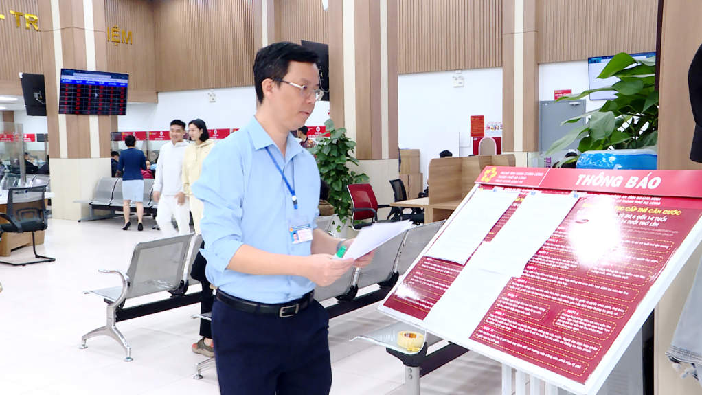 Cán bộ Trung tâm Hành chính công thành phố Hạ Long niêm yết quyết định định quy định giá các loại đất trên địa bàn tỉnh đến hết năm 2024 và điều chỉnh một số vị trí trong bảng giá các loại đất