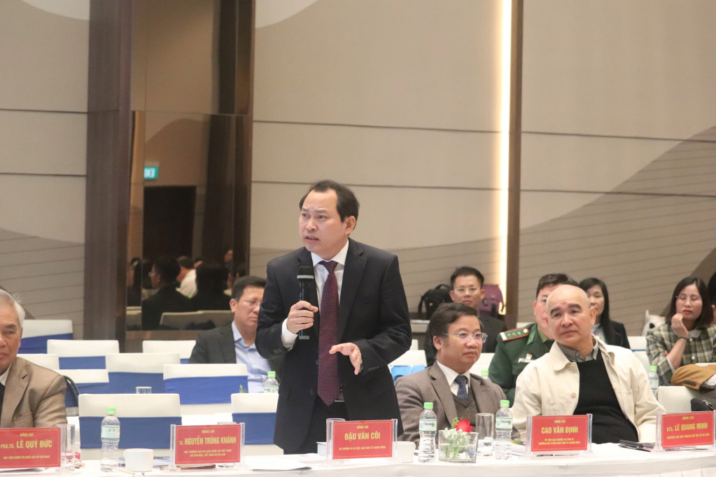 Các chuyên gia, nhà khoa học phát biểu thảo luận tại hội thảo.