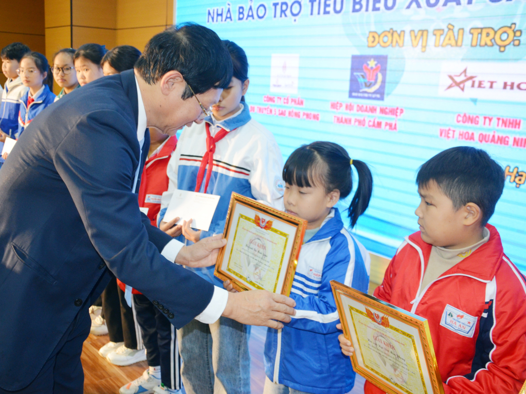 Phó Chủ tịch Trung ương Hội Bảo trợ NKT-TMC Việt Nam Đỗ Mạnh Hùng khen thưởng học sinh có hoàn cảnh khó khăn vượt khó vươn lên trong học tập.