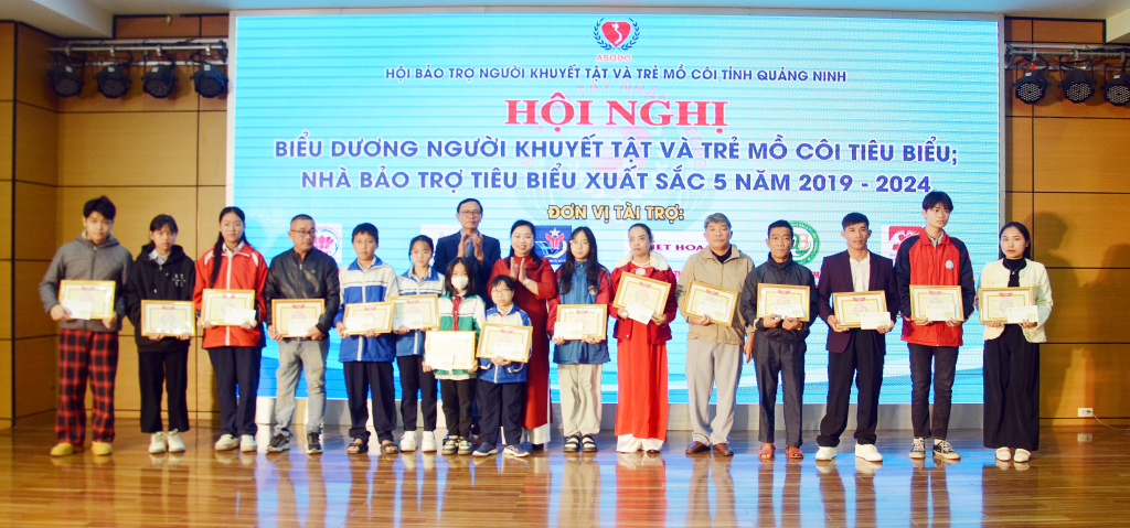 Hội Bảo trợ NKT-TMC tỉnh trao tặng giấy khen biểu dương NKT, TMC tiêu biểu vượt khó vươn lên trong học tập.