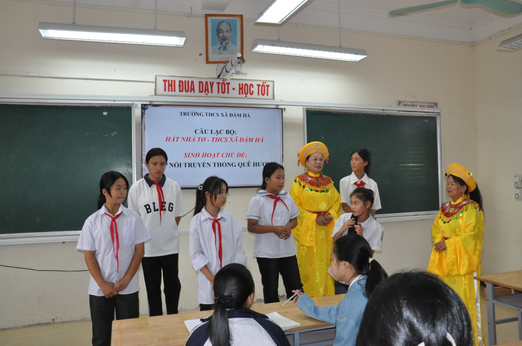 Học sinh Trường THCS xã Đầm Hà (Đầm Hà) tham gia CLB Hát nhà tơ do Đoàn Thanh niên xã Đầm Hà và Nhà trường phối hợp tổ chức.