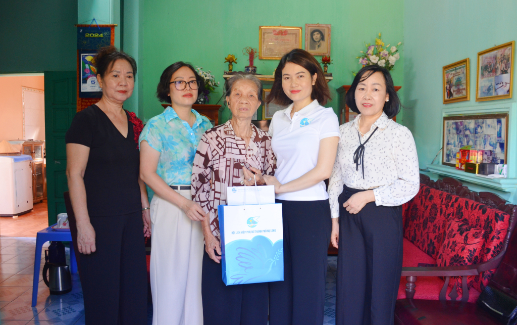 Hội LHPN TP Hạ Long thăm hỏi, tặng quà cho vợ của liệt sĩ. Ảnh: Nguyễn Hoa