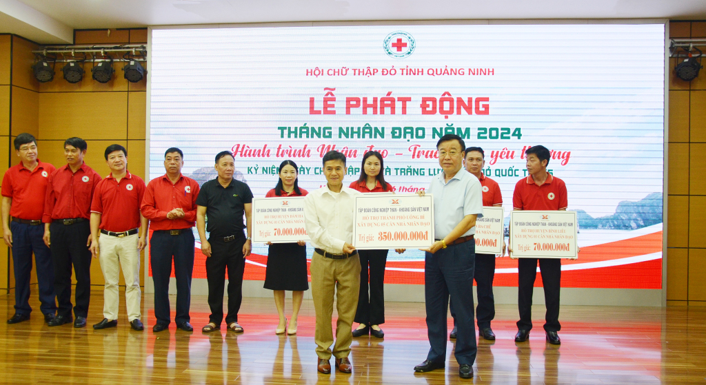 Phó Bí thư Thường trực Đảng ủy Than Quảng Ninh trao hỗ trợ cho Hội Chữ thập đỏ TP Uông Bí xây mới Nhà nhân đạo năm 2024.
