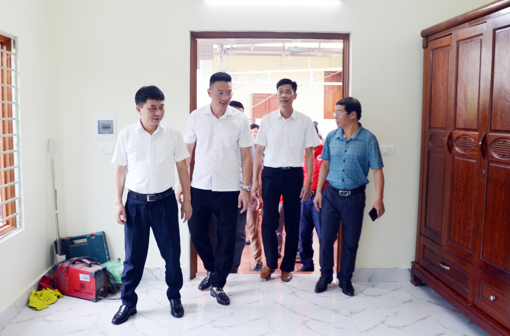 Đại diện Tập đoàn TKV cùng các cấp Hội Chữ thập đỏ tỉnh thăm và bàn giao nhà cho hộ gia đình khó khăn tại xã Liên Hòa (TX Quảng Yên).