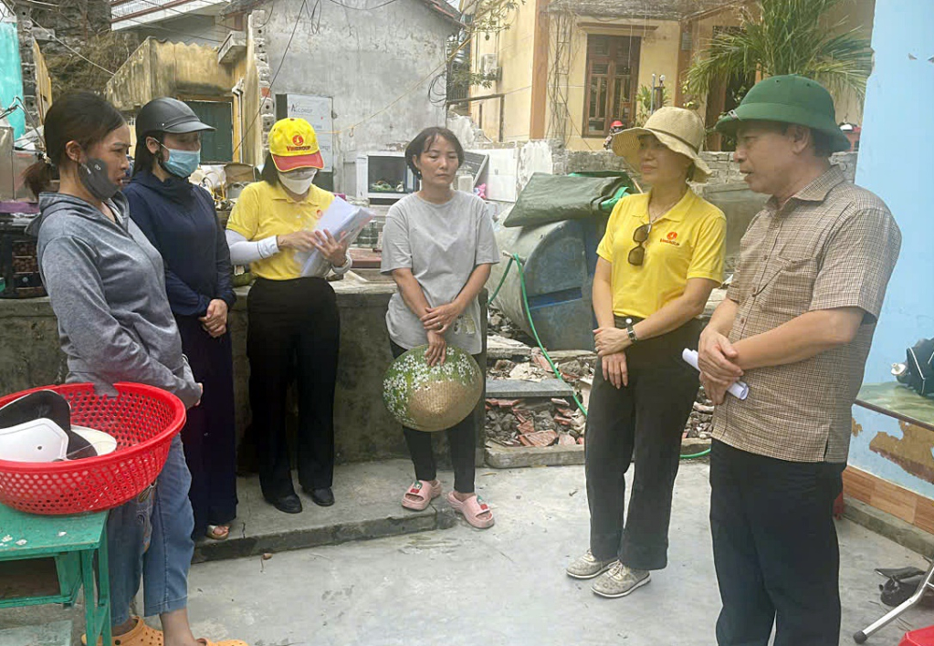 Đại diện Quỹ Thiện tâm (Tập đoàn Vingroup) cùng lãnh đạo Hội Chữ thập đỏ tỉnh khảo sát nhà ở bị đổ sập do bão số 3 tại khu 6, phường Hồng Hà (TP Hạ Long) tháng 9/2024.