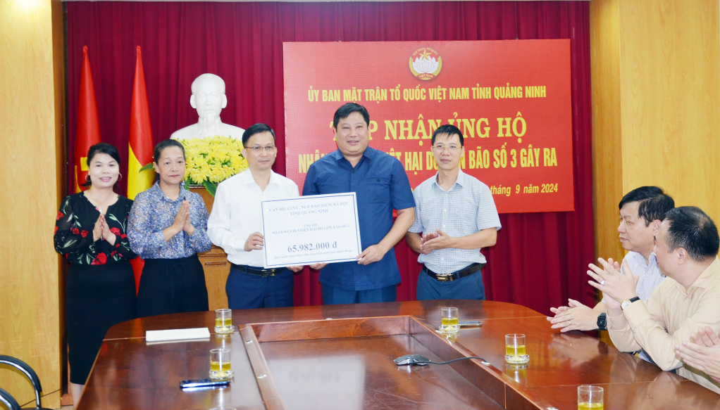 Ủy ban MTTQ tỉnh tiếp nhận ủng hộ kinh phí hỗ trợ người dân khắc phục hậu quả cơn bão số 3 (yagi)