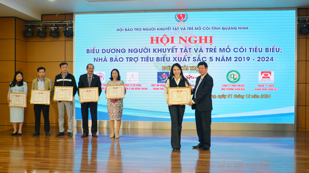 Lãnh đạo Trung ương Hội Bảo trợ NKT-TMC Việt Nam trao bằng khen tôn vinh lãnh đạo Công ty CP Du thuyền 5 sao Hồng Phong có nhiều đóng góp ủng hộ xây dựng nhà ở cho NKT, TMC trên địa bàn tỉnh, giai đoạn 2020-2024.