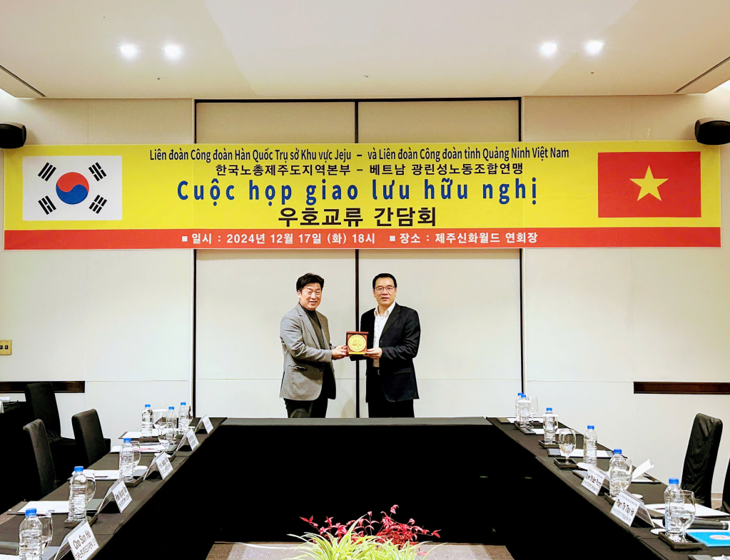 Đồng chí Tô Xuân Thao - Chủ tịch Liên đoàn Lao động tỉnh Quảng Ninh tặng quà lưu niệm cho Liên hiệp Công đoàn Hàn Quốc trụ sở khu vực Jeju.