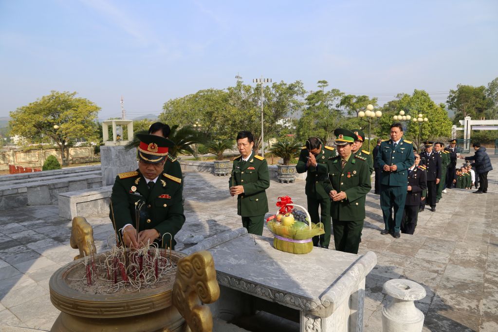 Các đại biểu dâng hương, hoa tưởng niệm các Anh hùng Liệt sỹ tại Nghĩa trang Km3+4 Móng Cái