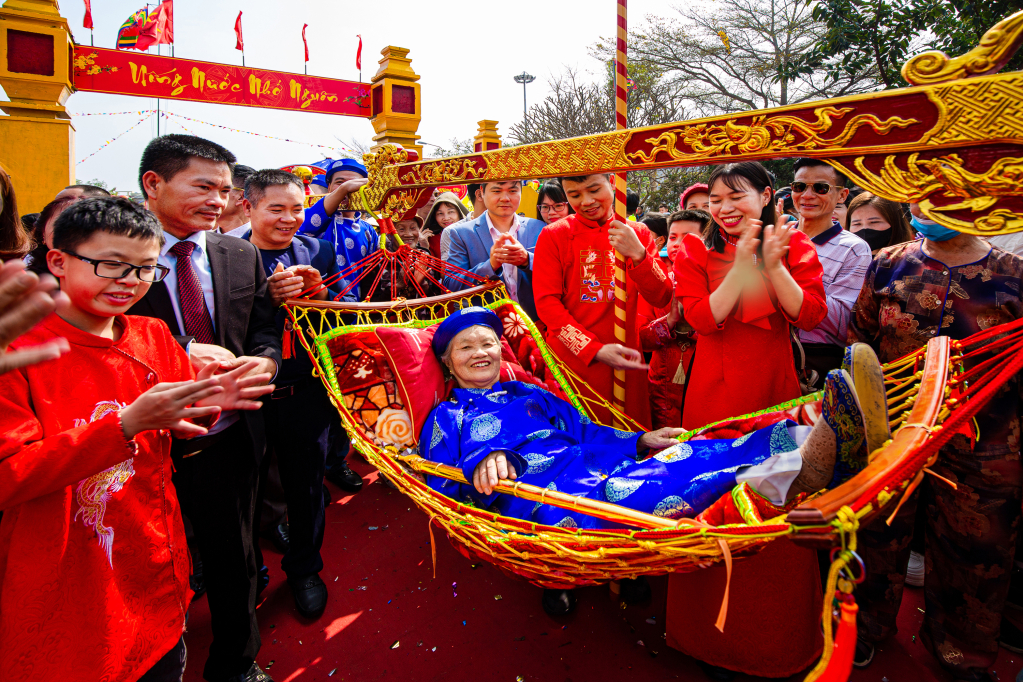 Rước cụ Thượng trong lễ hội Tiên Công tại làng đảo Hà Nam, TX Quảng Yên.