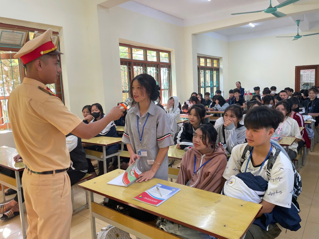 Lực lượng Công an huyện Bình Liêu phối hợp truyền thông về chấp anh quy định giao thông cho học sinh 