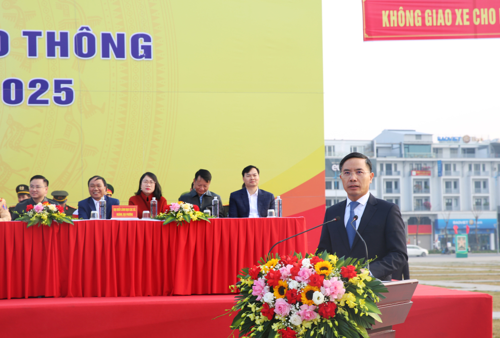 Đồng chí Phạm Đức Ấn, Phó Bí thư Tỉnh ủy, Chủ tịch UBND tỉnh, Trưởng Ban ATGT tỉnh phát biểu tại lễ phát động.