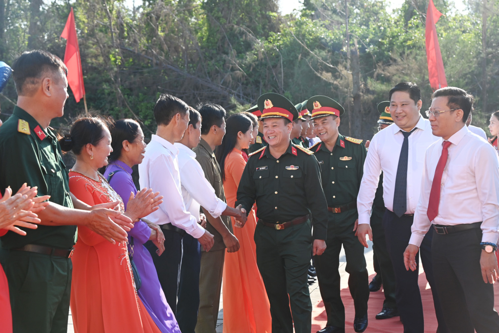 Đại tá Khúc Thành Dư, Ủy viên Ban Thường vụ Tỉnh ủy, Chỉ huy trưởng Bộ CHQS tỉnh dự Ngày hội đại đoàn kết - thắm tình quân dân tại liên khu 2 - khu 3 thị trấn Cô Tô, huyện