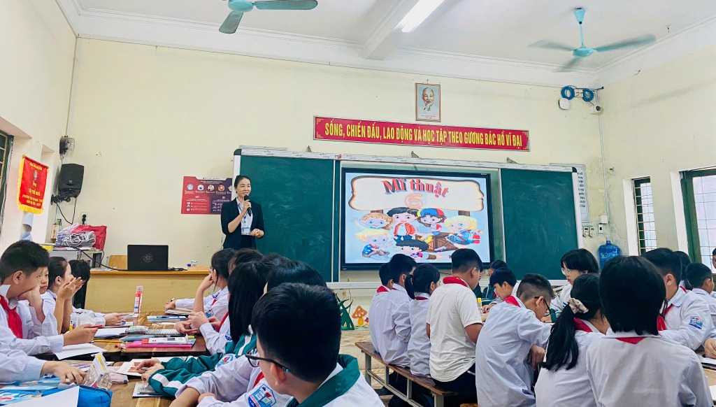 Giờ học tại phòng học thông minh của Trường THCS thị trấn Cái Rồng (Vân Đồn). Ảnh: Vân Anh