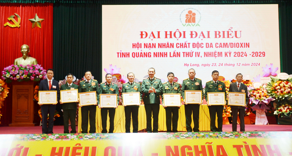 Thiếu tướng Đỗ Hồng Lâm, Phó Chủ tịch Thường trực Trung ương Hội Nạn nhân CĐDC/dioxin Việt Nam tặng bằng khen của Trung ương Hội cho tập thể; cá nhân có thành tích xuất sắc trong phong trào thi đua “Vì nạn nhân chất độc da cam” giai đoạn 2018-2024.