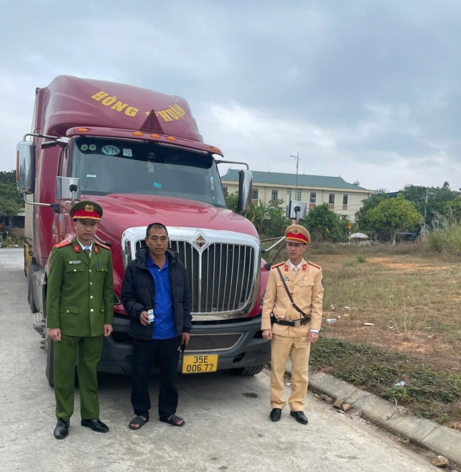 Công an huyện Bình Liêu kiểm tra đột xuất chấp hành quy định ATGT của lái xe đường dài.