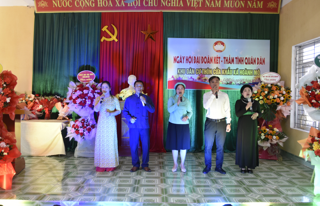 Tiết mục biểu diễn văn nghệ của người dân thôn Cửa Khẩu, xã Hoành Mô, huyện Bình Liêu trong Ngày hội Đại đoàn kết 2024.