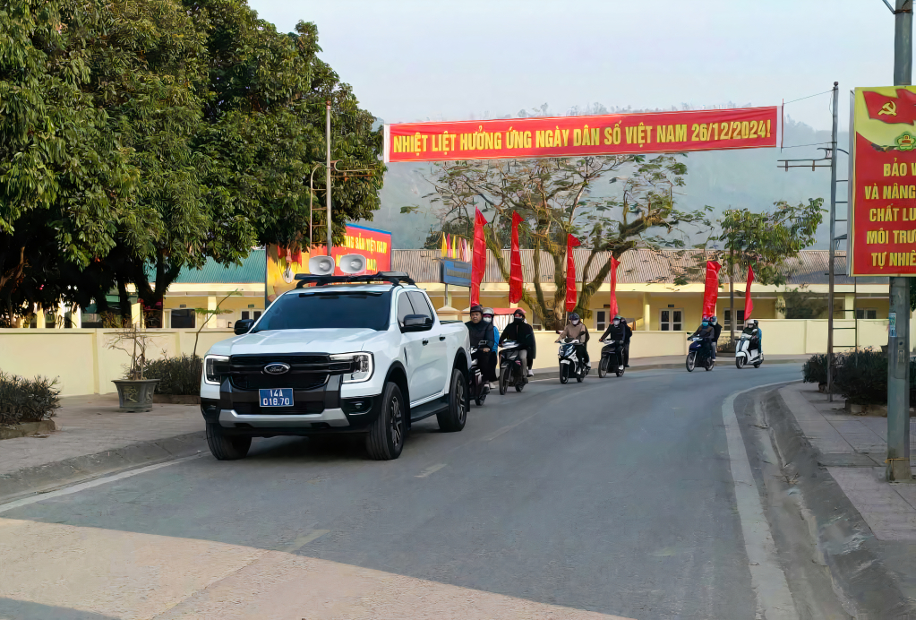 Trung tâm Y tế huyện Ba Chẽ diễu hành hưởng ứng Tháng hành động quốc gia về dân số năm 2024.