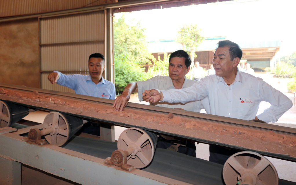Chủ tịch HĐQT Tổ hợp Công ty CP Gốm Đất Việt Nguyễn Quang Mâu (bên phải) kiểm tra dây chuyền sản xuất