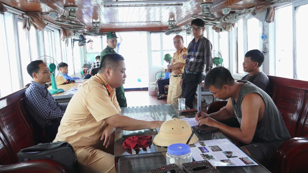 Lực lượng chức năng TP Cẩm Phả tuyên truyền, cho người dân ký cam kết không thực hiện khai thác thủy hải sản trái phép, không theo quy định.