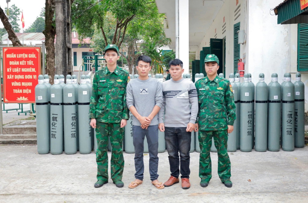Đồn BP Bắc Sơn phối hợp với Đội đặc nhiệm phòng chống ma túy và tội phạm (BĐBP tỉnh) bắt giữ các đối tượng vận chuyển trái phép 39 bình khí cười tại khu vực biên giới ngày 27/11/2024
