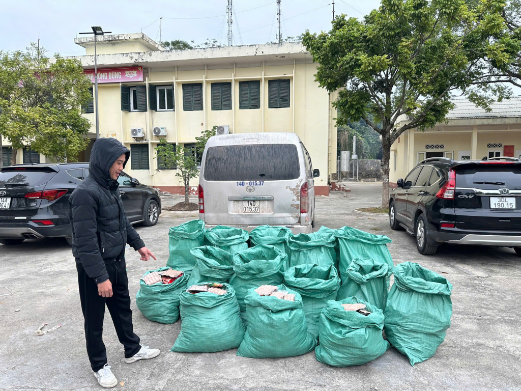 Đồn Biên phòng Hải Hòa bắt giữ đối tượng vận chuyển trái phép 650 kg xúc xích không rõ nguồn gốc