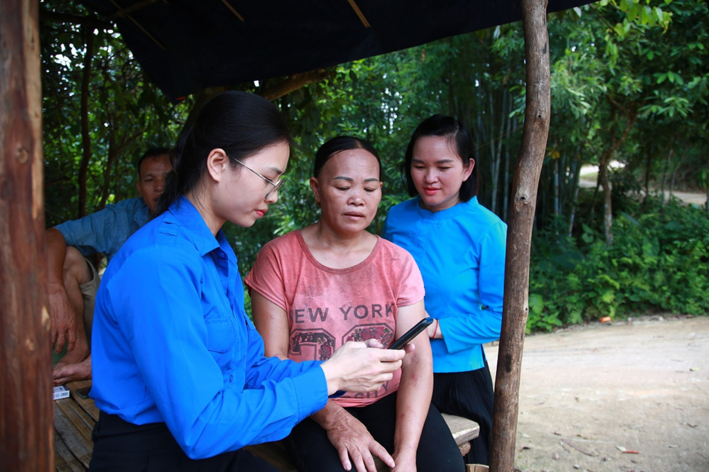 ĐVTN huyện Tiên Yên hướng dẫn người dân trên địa bàn sử dụng mạng xã hội an toàn.