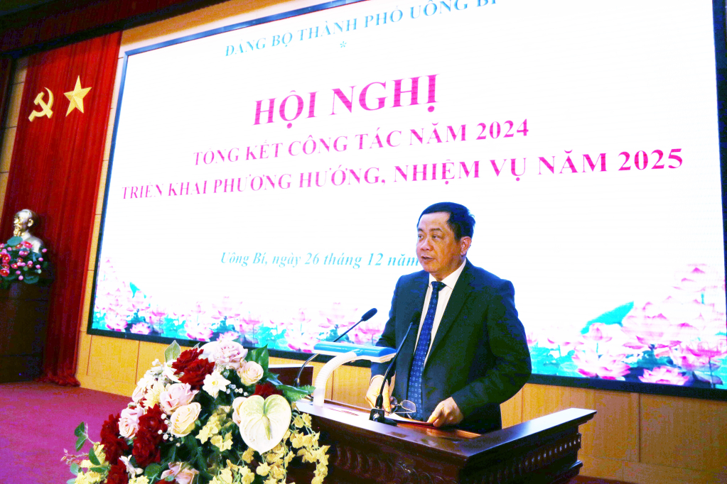 Đồng chí Mai Vũ Tuấn, Bí thư Thành ủy Uông Bí phát biểu tại hội nghị.