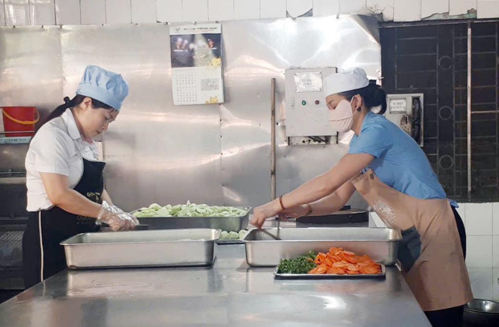 Công nhân Phân xưởng Đời sống, Công ty CP Than Mông Dương chuẩn bị bữa ăn ca cho thợ lò.