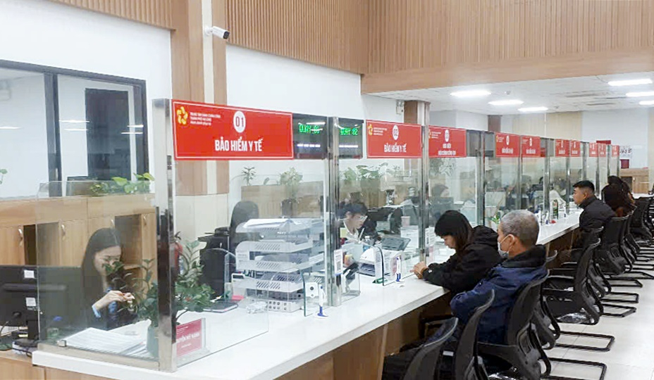 Người dân đến giải quyết các thủ tục liên quan chế độ, chính sách BHXH, BHYT tại Trung tâm Hành chính công TP Hạ Long.