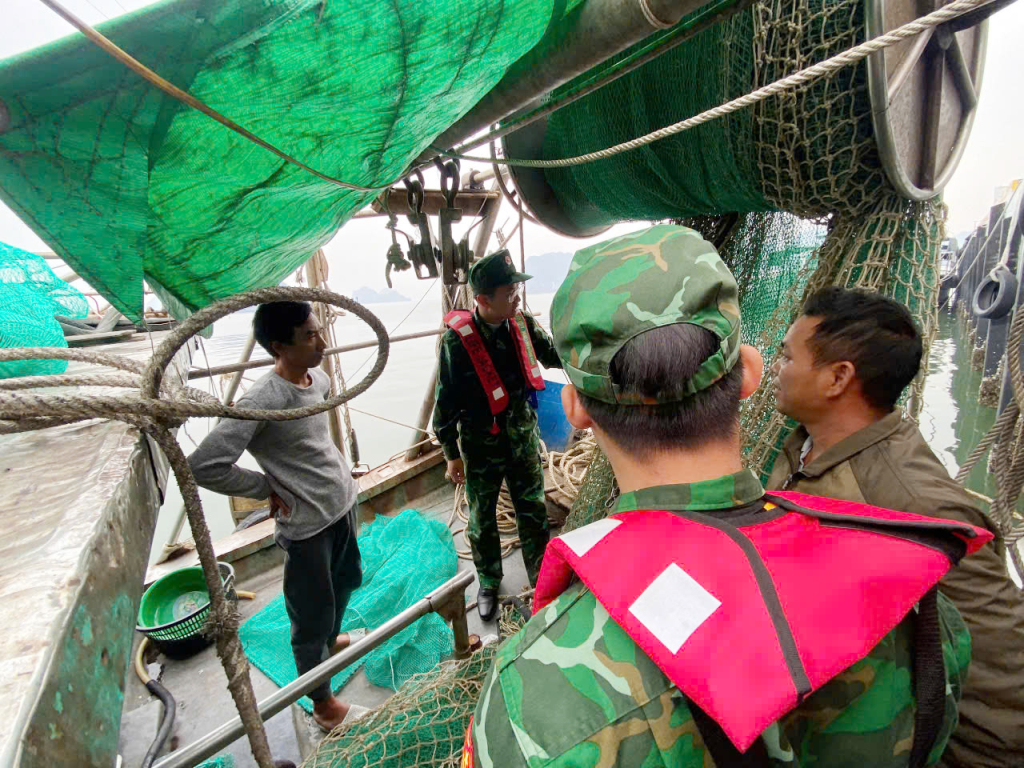 Hải đội Biên phòng 2 kiểm tra tàu cá vi phạm.  