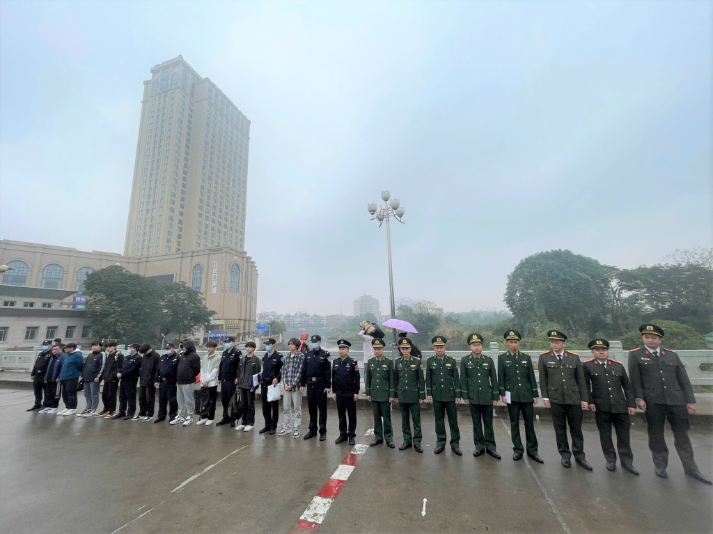 Lực lượng chức năng Việt Nam trao trả 8 trường hợp nhập cảnh trái phép cho lực lượng chức năng Trung Quốc.