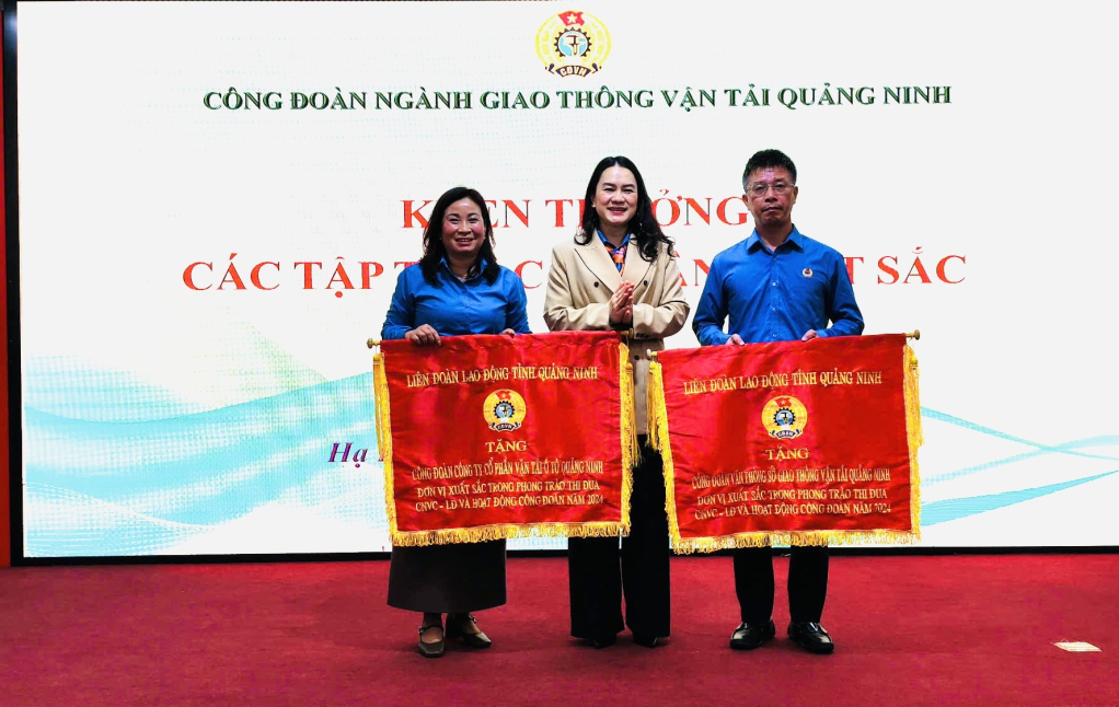 Lãnh đạo LĐLĐ tỉnh trao tặng cờ cho 2 tập thể xuất sắc.