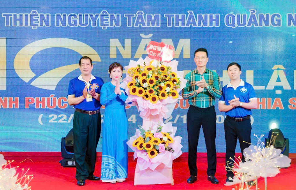 Lãnh đạo Hội CTĐ tỉnh chúc mừng CLB Thiện nguyện Tâm Thành Quảng Ninh kỷ niệm 10 Ngày thành lập, tháng 11/2024.
