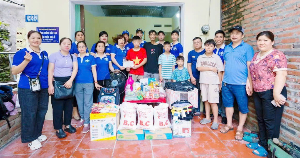 CLB Thiện nguyện Tâm Thành Quảng Ninh hỗ trợ sửa chữa nhà ở và tặng quà cho hộ anh Nguyễn Minh Tiếp (thôn Tân Lập, xã Tân Dân, TP Hạ Long), tháng 11/2024.