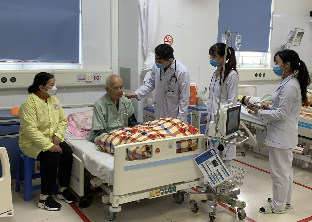 Bác sĩ CKI Đỗ Xuân Cầm, Trưởng khoa Phẫu thuật - Gây mê hồi sức - Cấp cứu & Chống độc (Trung tâm Y tế huyện Hải Hà) thăm khám cho bệnh nhân. Ảnh: Hoài Minh
