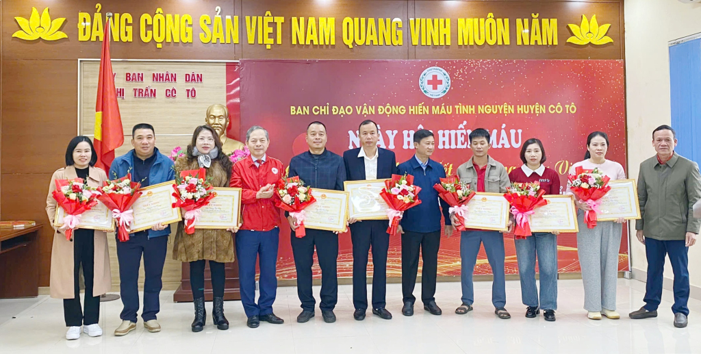 Thường trực BCĐ Vận động HMTN tỉnh và BCĐ Vận động HMTN huyện Cô Tô tôn vinh các tập thể, cá nhân có thành tích tiêu biểu trong phong trào HMTN huyện Cô Tô năm 2024.