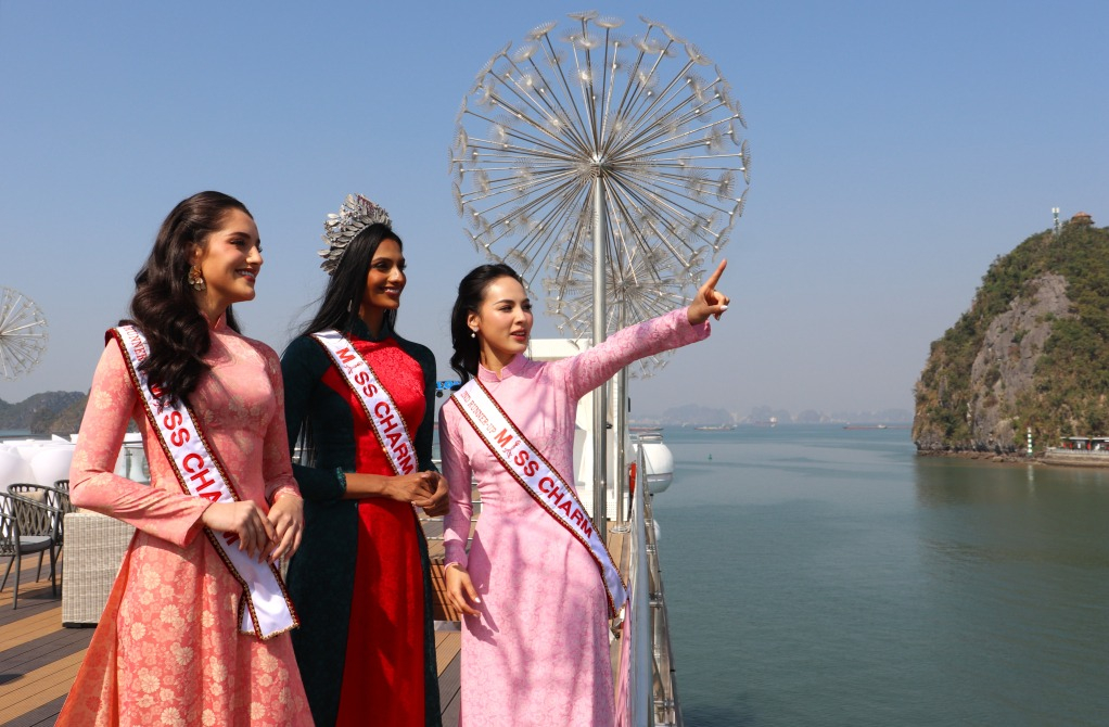 The Top 3 Miss Charm 2024 enjoyed the beauty of Ha Long Bay