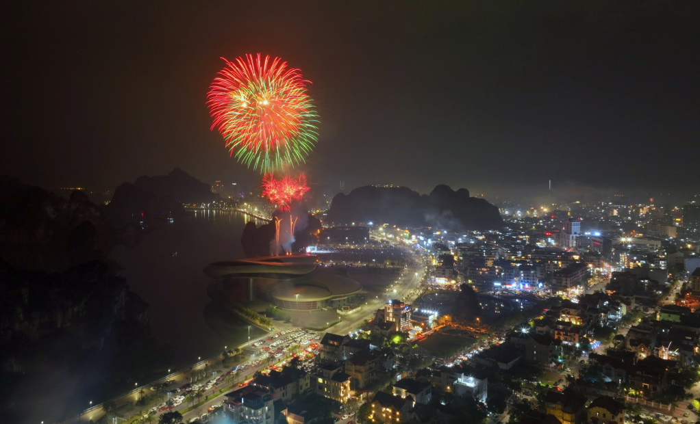 TP Hạ Long bắn pháo hoa chào năm mới 2025 tại Quảng trường 30/10.