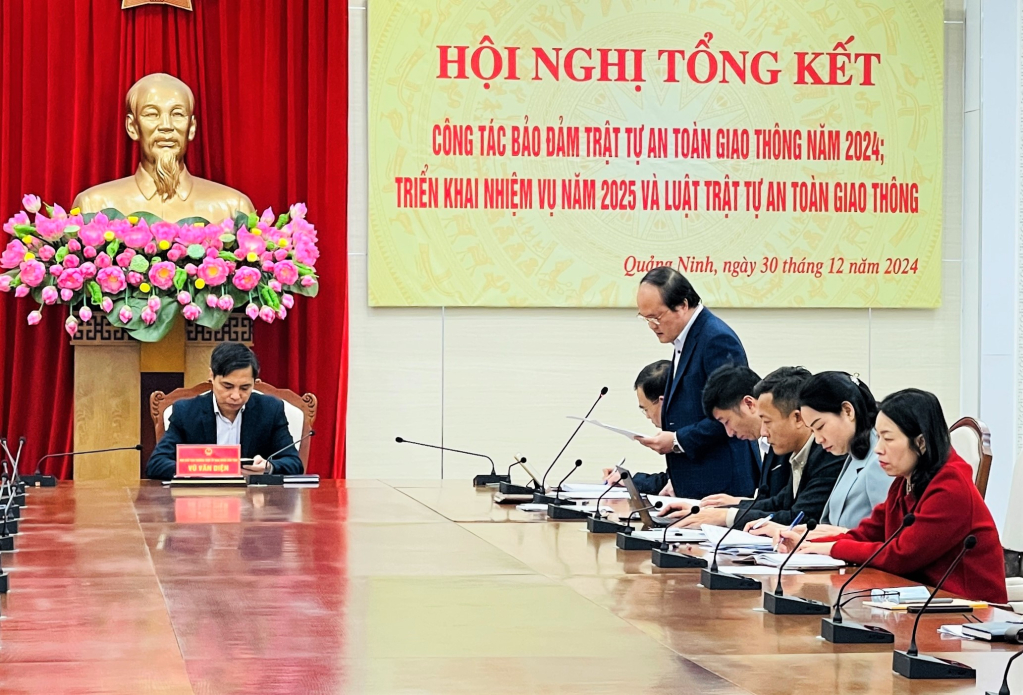 Đồng chí Hoàng Quang Hải, Giám đốc Sở GTVT báo cáo tại Hội nghị.