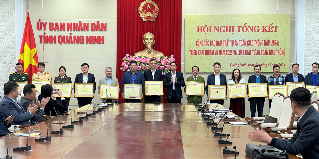 Đồng chí PCT Thường trực UBND tỉnh trao bằng khen của UBND cho các tập thể có thành tích xuất sắc trong công tác bảo đảm TTATGT năm 2024