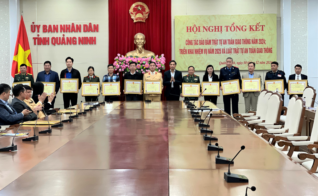 Đồng chí PCT Thường trực UBND tỉnh trao bằng khen của UBND cho các cá nhân có thành tích xuất sắc trong công tác bảo đảm TTATGT năm 2024