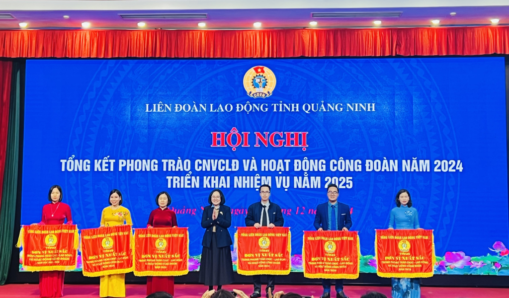 Các tập thể xuất sắc được tặng cờ thi đua của Tổng LĐLĐ Việt Nam.