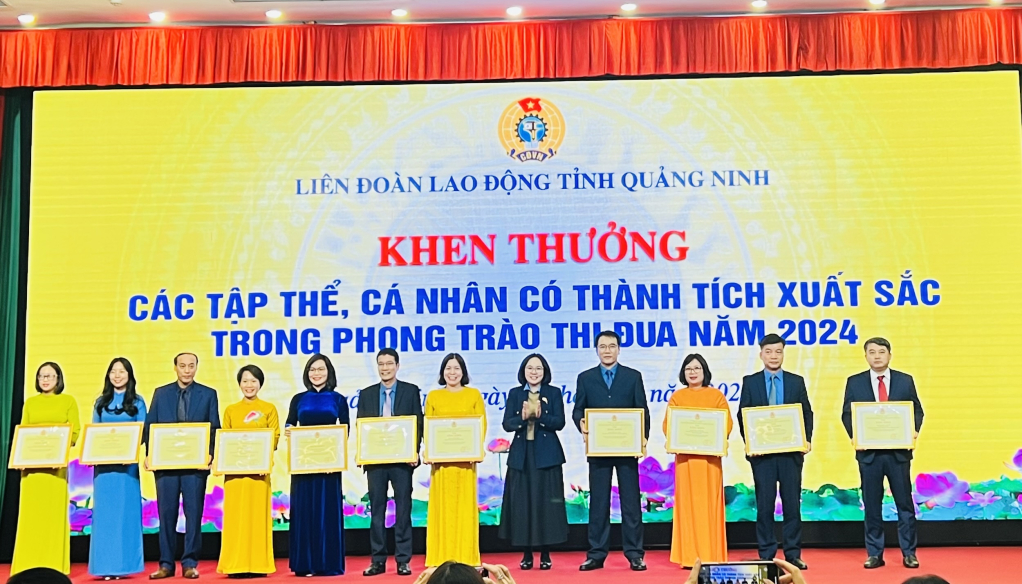 Các cá nhân có thành tích xuất sắc được tặng bằng khen của LĐLĐ tỉnh.