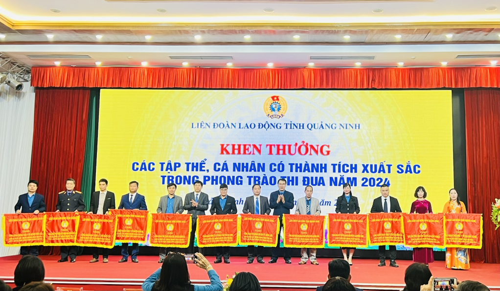 Các tập thể có thành tích xuất sắc được tặng cờ của LĐLĐ tỉnh Quảng Ninh.