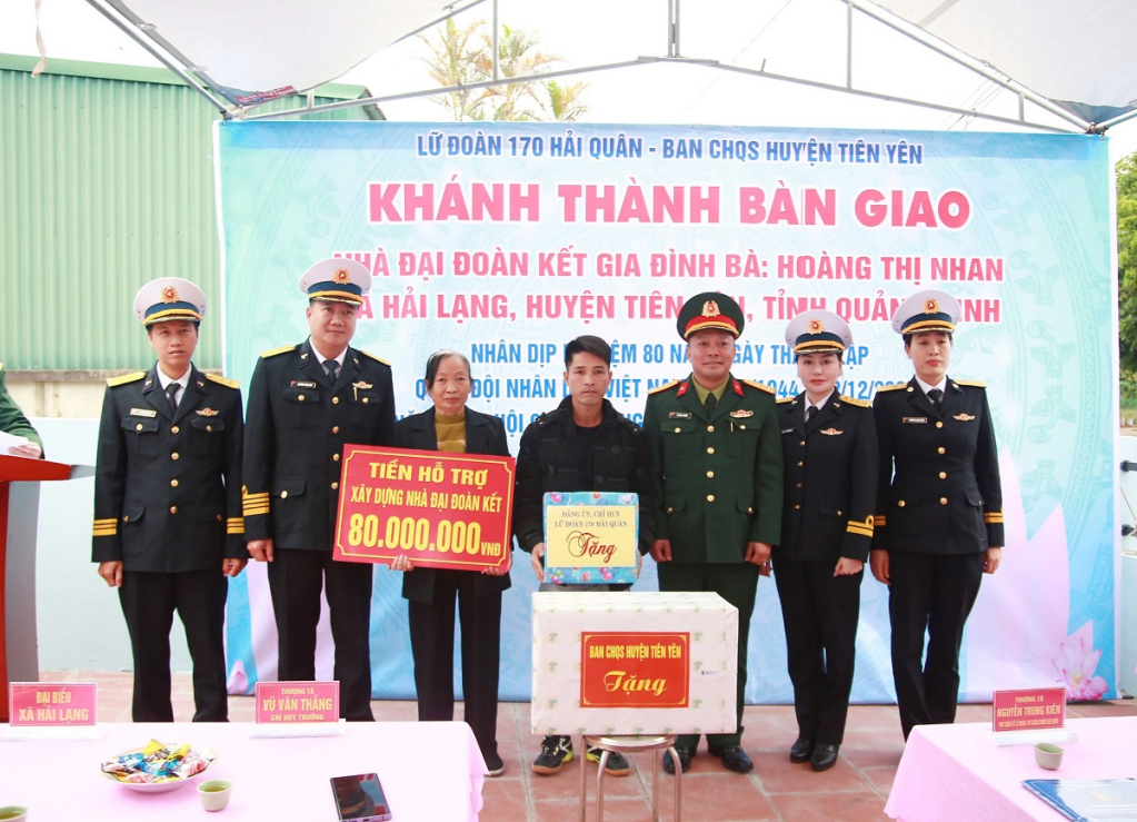 Lãnh đạo Lữ đoàn 170 Vùng 1, Quân chủng Hải quân và lãnh đạo Ban CHQS huyện Tiên Yên trao tặng kinh phí hỗ trợ xây dựng nhà cho bà Hoàng Thị Nhan.