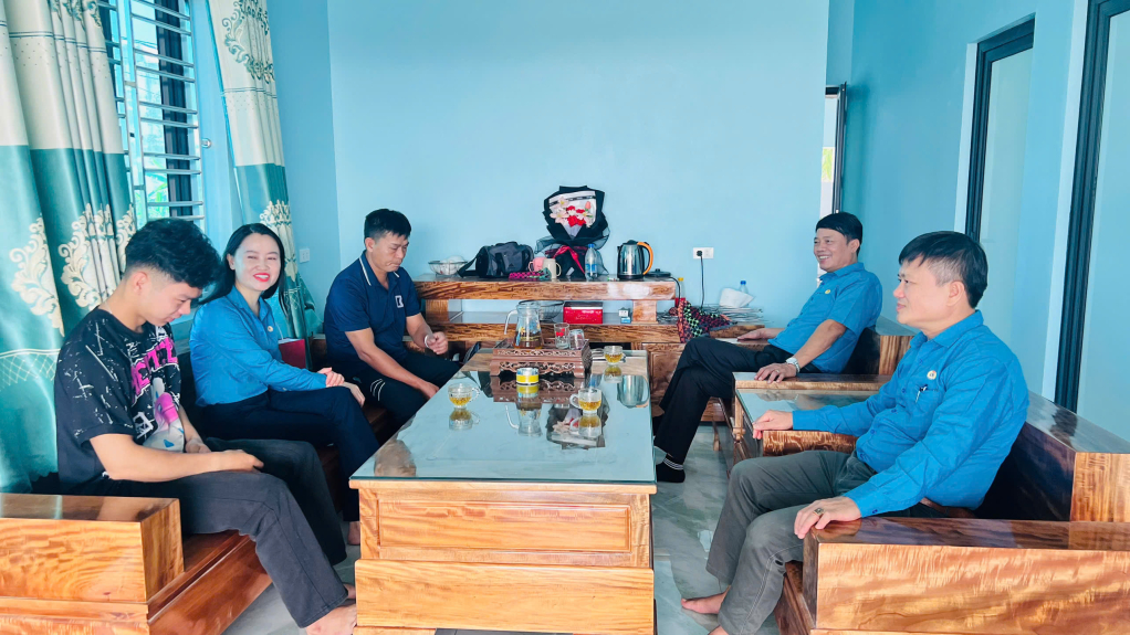 Công đoàn Công ty Than Uông Bí tổ chức chung vui cùng gia đình anh Giang Mạnh Khương (Phân xưởng Khai thác 8) trong