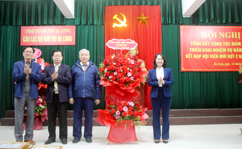 Đồng chí Trịnh Thị Minh Thanh, Phó Bí thư Thường trực Tỉnh ủy, Chủ tịch HĐND tỉnh, tặng lãng hoa của Tỉnh ủy - HĐND - UBND - Ủy ban MTTQ tỉnh cho CLB Hưu trí Hạ Long.