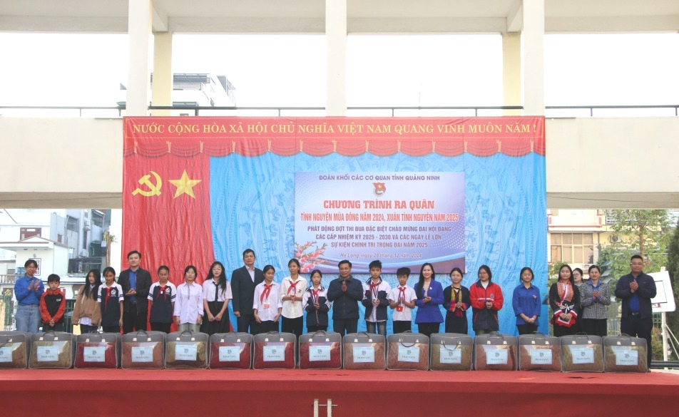 Các đơn vị Đoàn trao tặng 30 suất quà Tết cho 30 em học sinh trường PTDT Nội trú THCS và THPT tỉnh có hoàn cảnh khó khăn.
