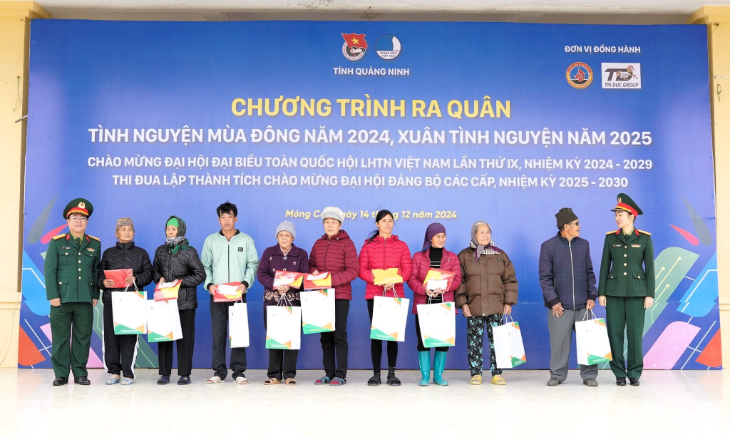 Đoàn Thanh niên và Hội phụ nữ Cơ quan điều hành Tổng công ty Đông Bắc tặng 30 phần quà cho các gia đình chính sách có hoàn cảnh khó khăn.